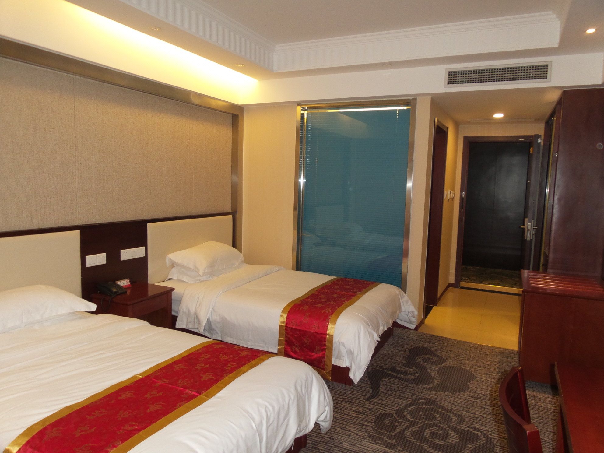 热点新闻：怎么问宾馆老板有没有美女？深度解析沟通技巧与安全提醒