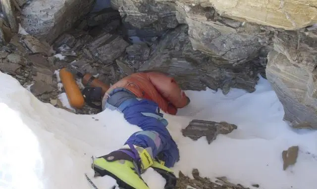 珠峰“绿鞋子”为什么20多年无人回收，200多具尸...