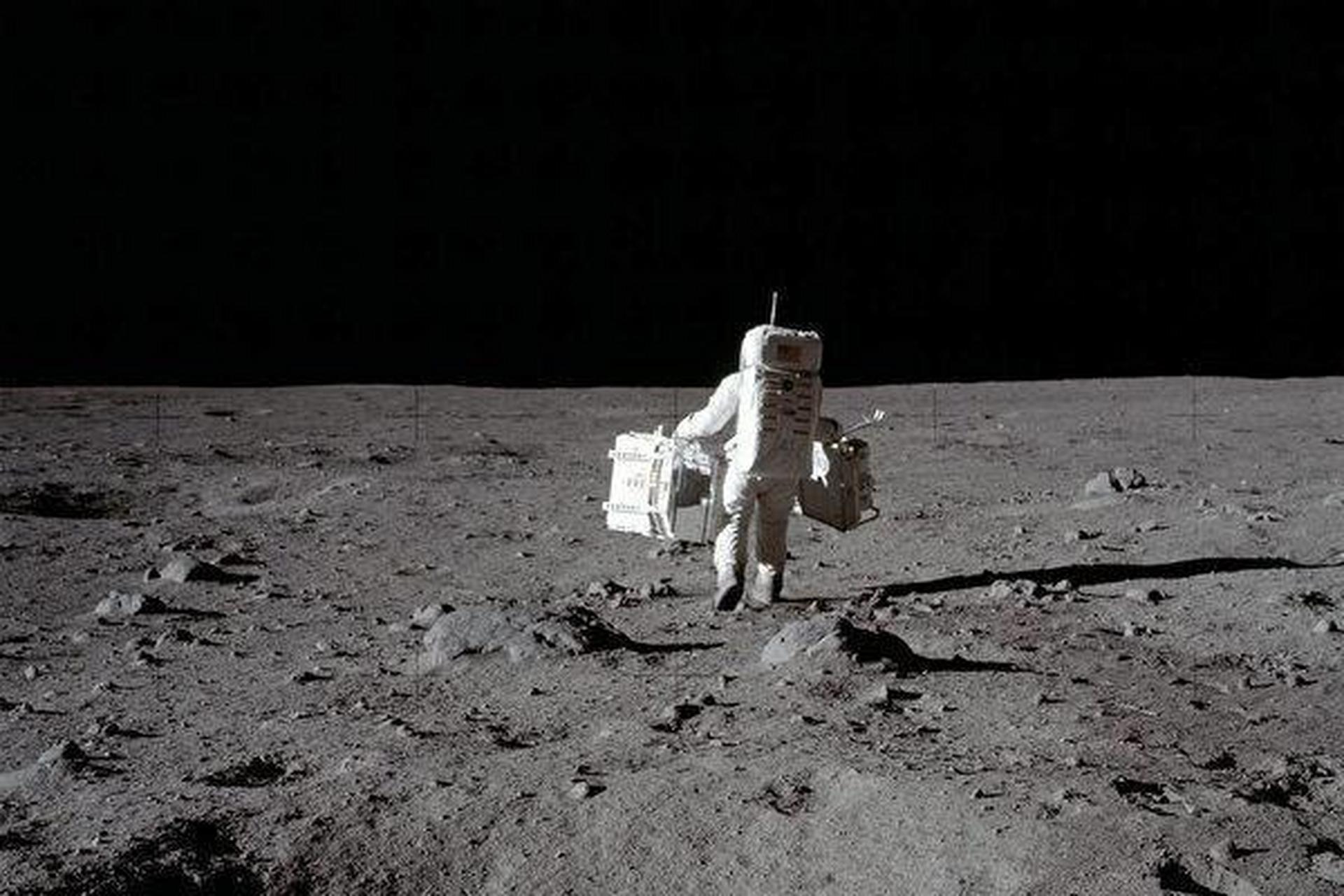 NASA登月照片疑点！出现不明物体，整体对称且似“...