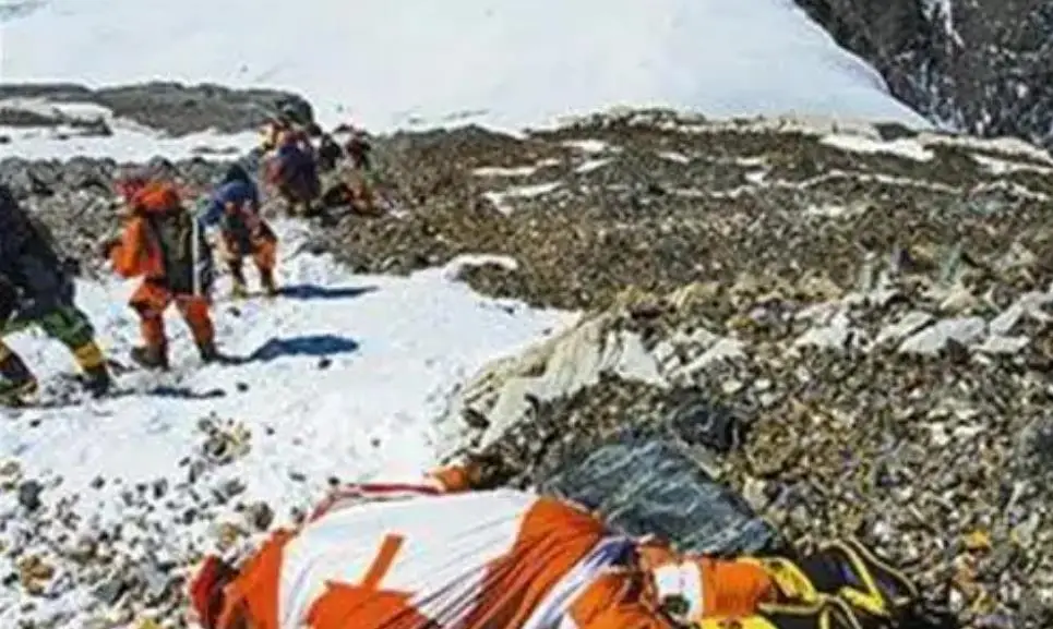 珠峰路上躺着一具尸体，为什么登山者宁愿跨过，20年...