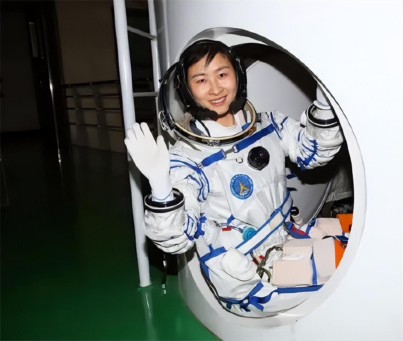 在空间站，为什么女宇航员能治好男宇航员的“太空病”...