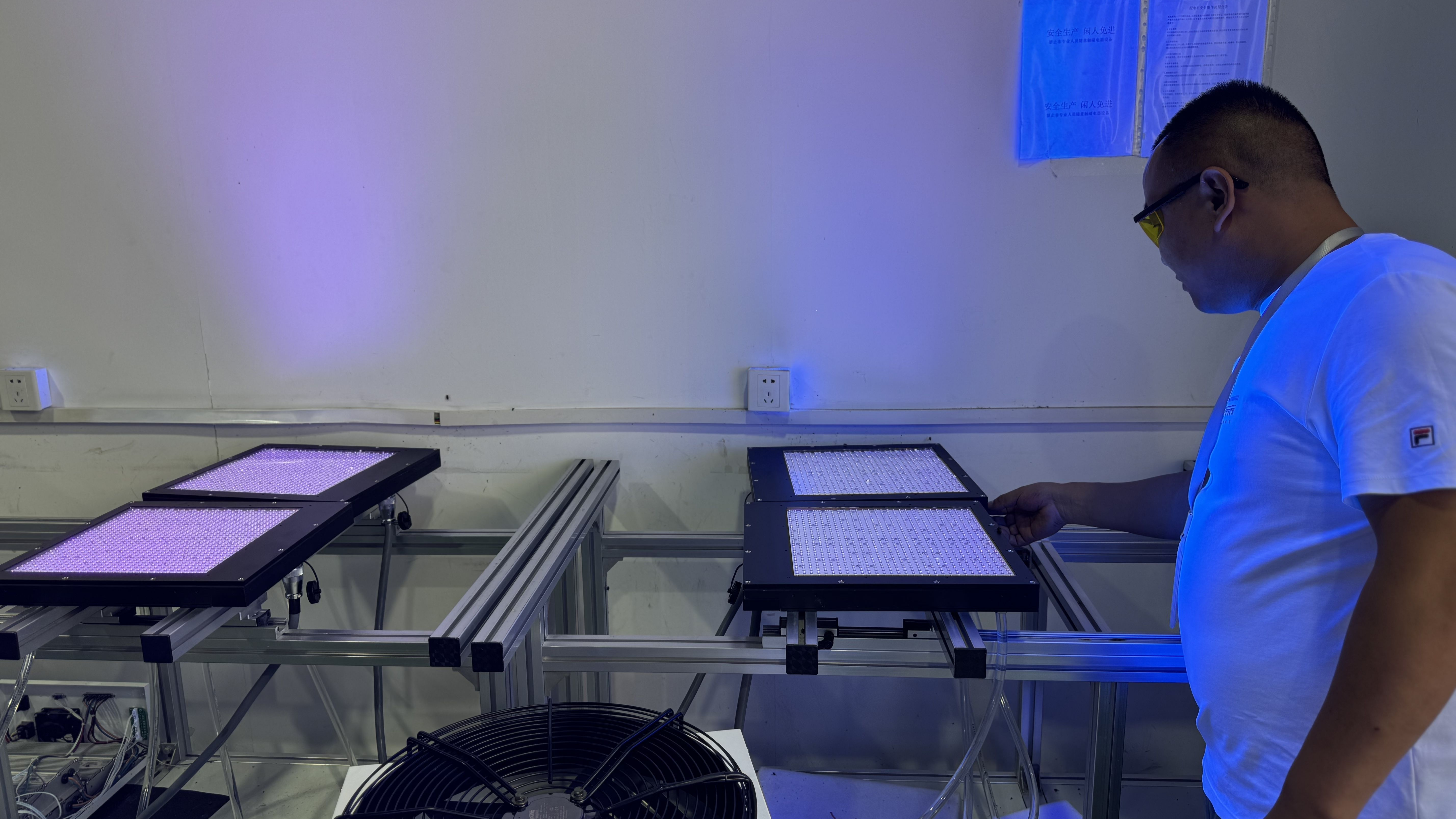 四十年,户外橱窗的“脸”是怎样见证商业社会的改变的...