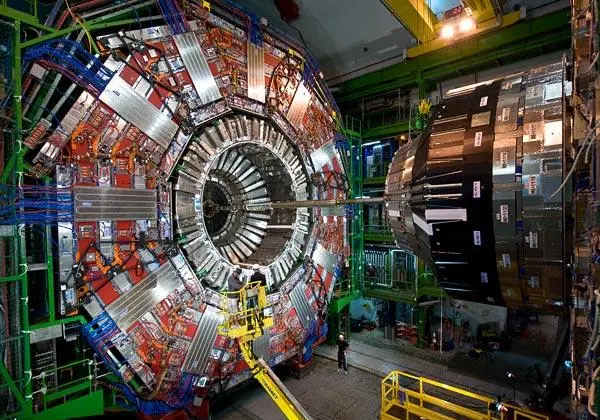 对撞机到底是什么？为什么科学家要用巨型机器研究基本粒子？