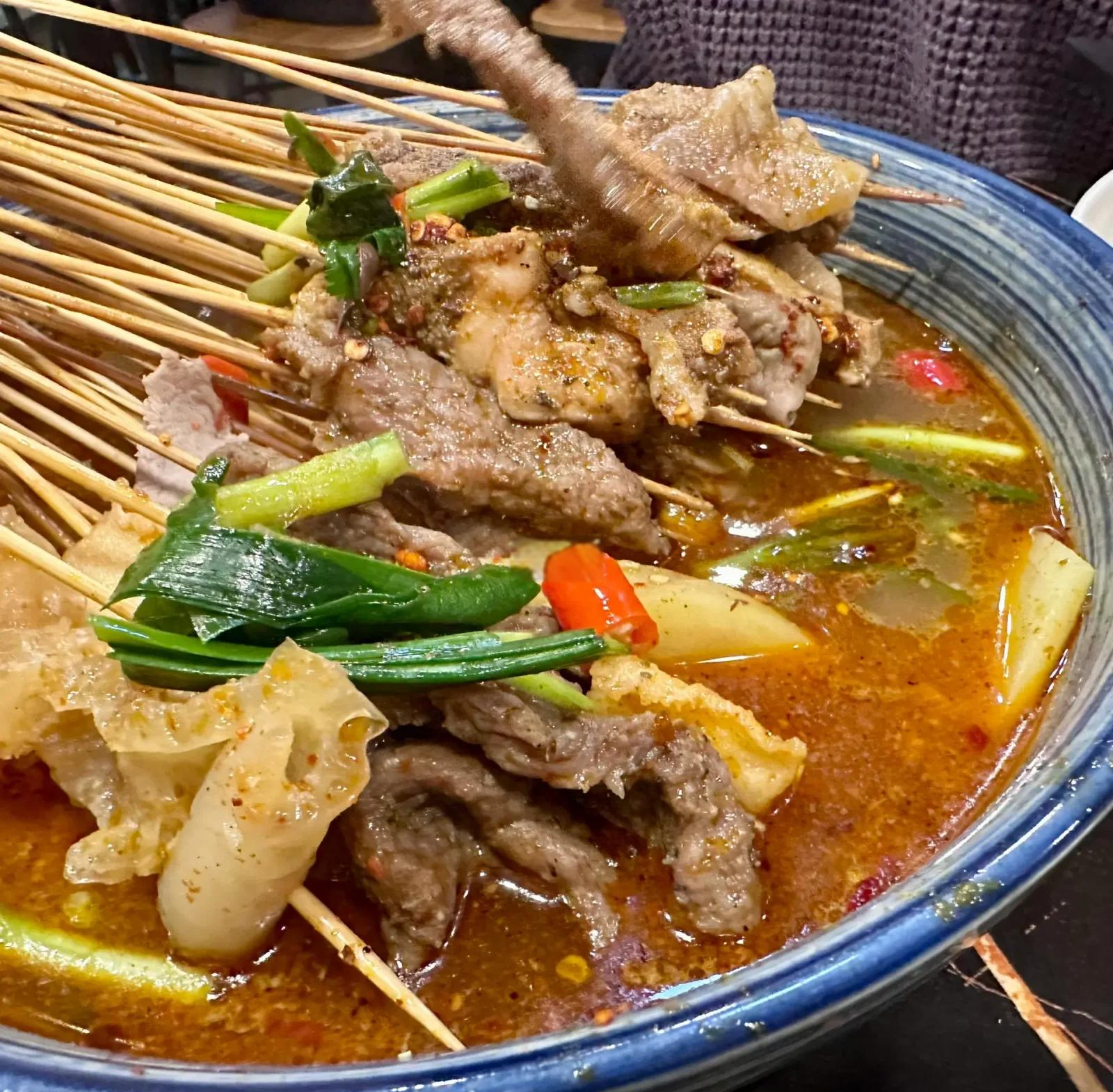 社交媒体刷屏热议：重庆野水沟小巷子究竟有啥好玩的