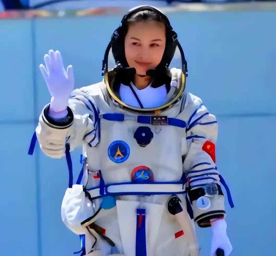 女性宇航员在太空中如何应对生理期及其他挑战？