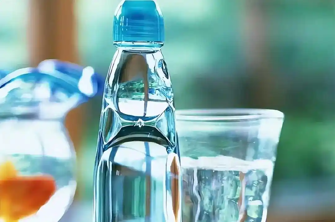 1斤盐溶于1斤水，总重量是两斤吗？...