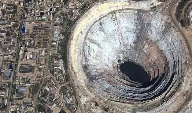 如果地球直径变成百亿公里，人类会不会永远不知道地球...