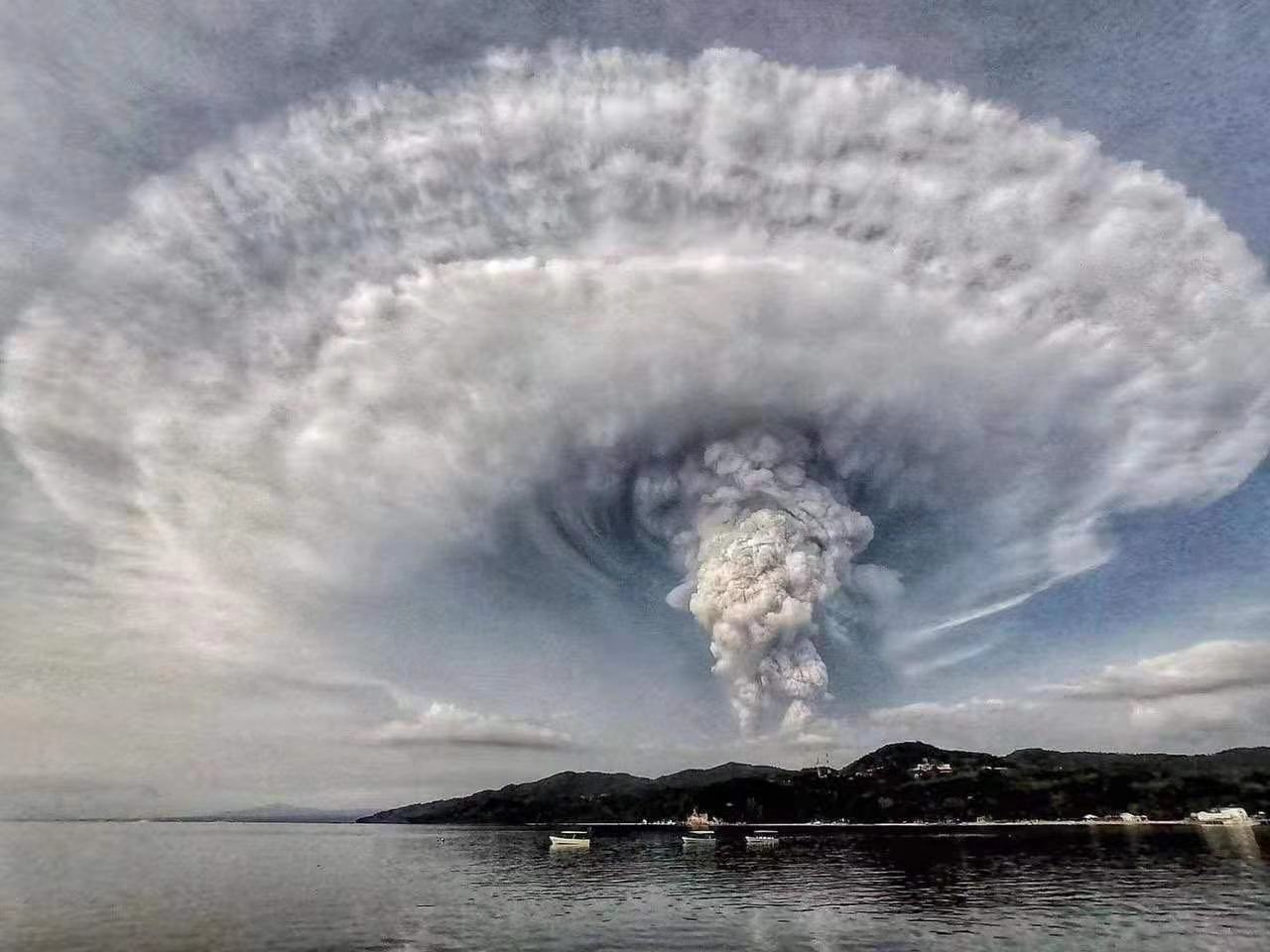 菲律宾塔尔火山突然爆发，其壮观的闪电是如何形成的？...