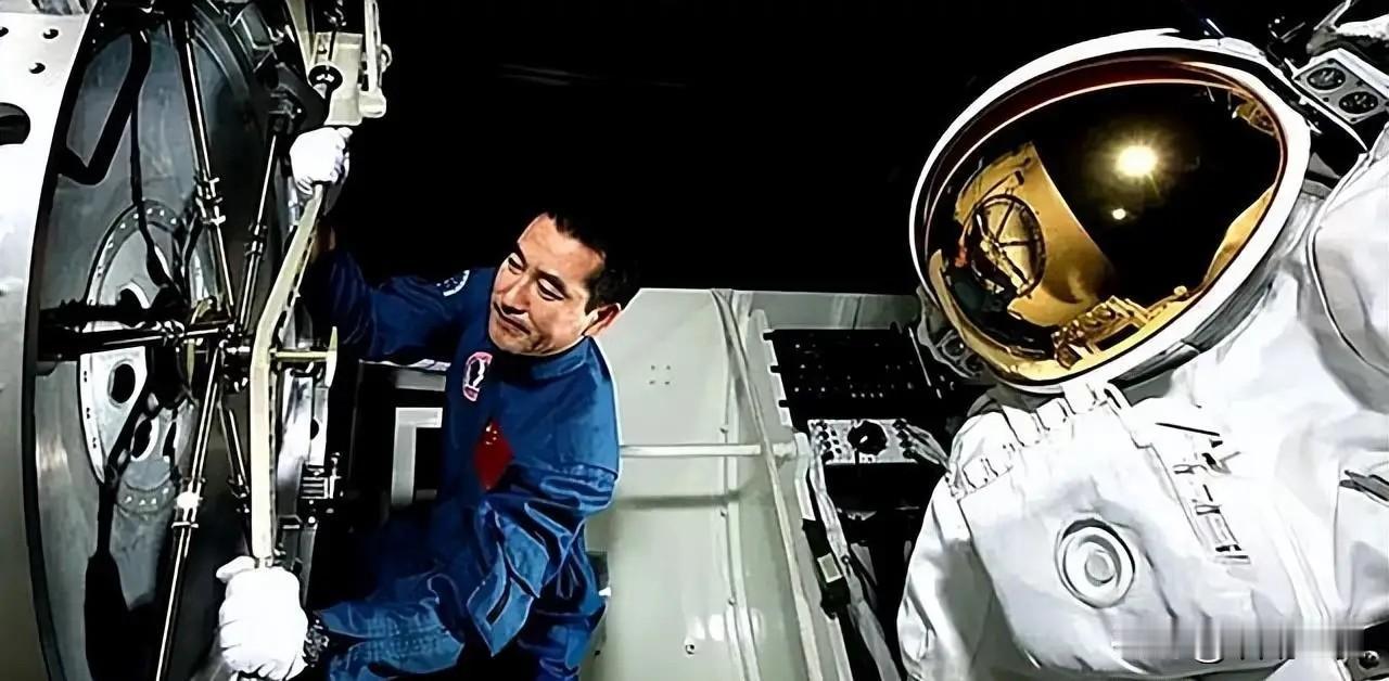 翟志刚谈出舱：怕地球飘跑了！地球为何飘在太空里？不...