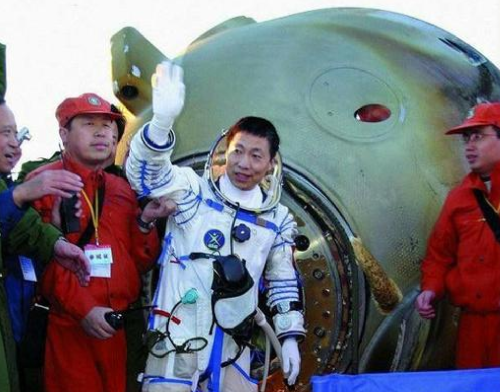 美专家改口称：撞月的是中国火箭而不是美国，又来碰瓷...