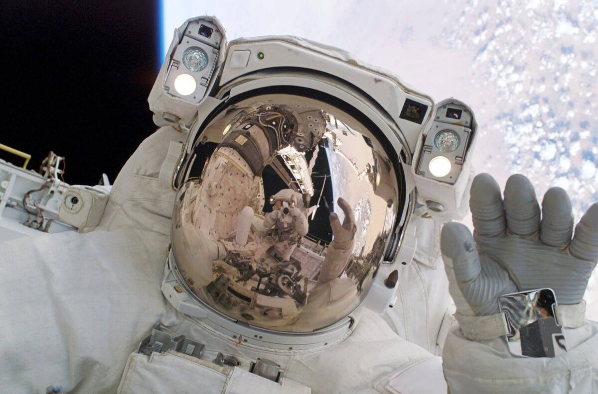 人类太空探索超过半个世纪，有人类的尸体留在外太空吗...