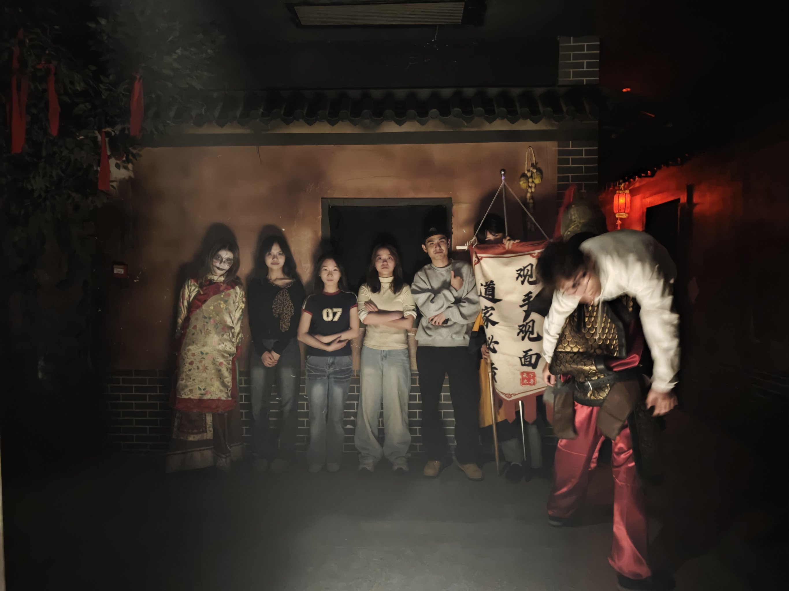 密室中打开手电再关掉，会瞬间黑暗，那么手电的光跑哪...
